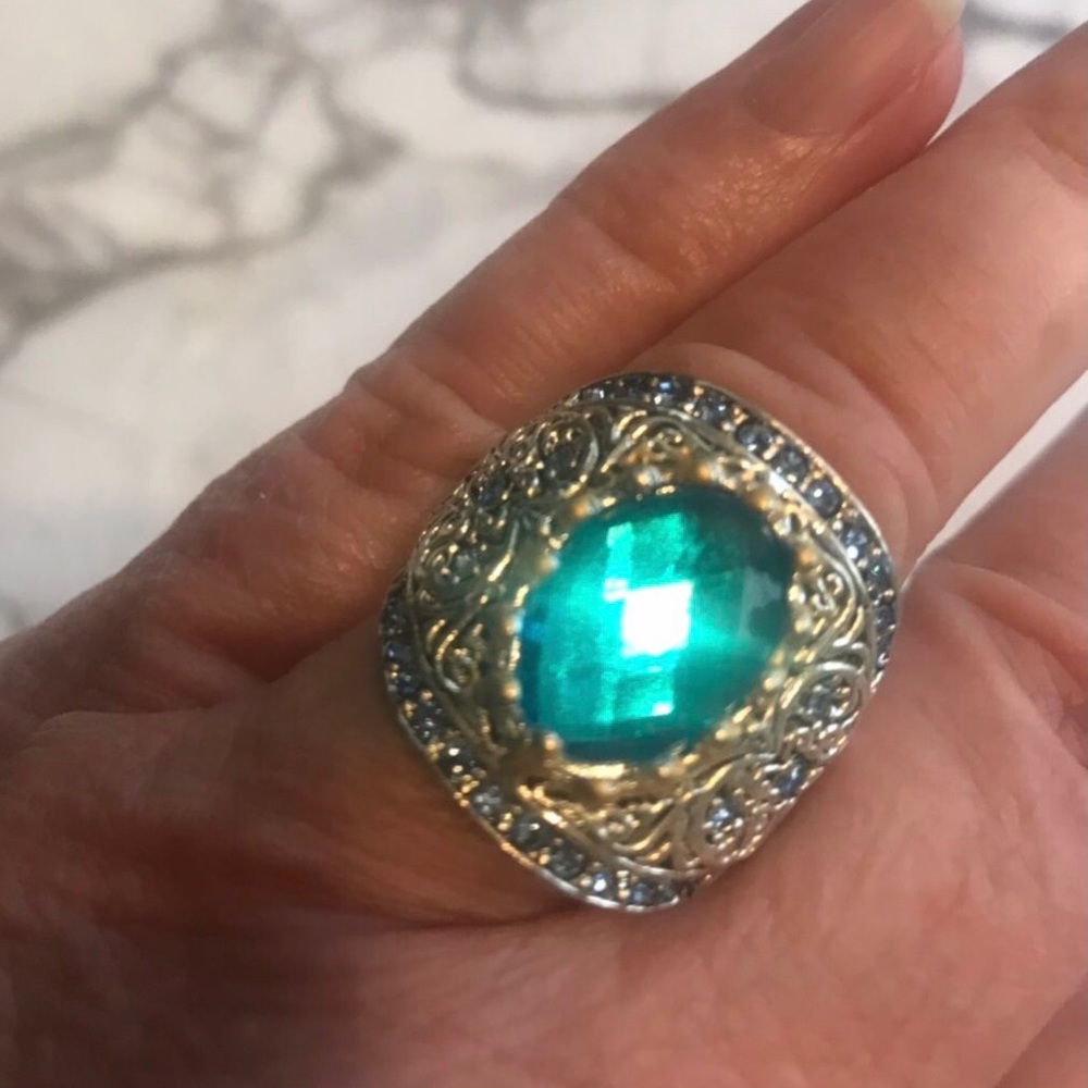 NEW Glamorous unusual Silver/Gold Blue stone ring.
